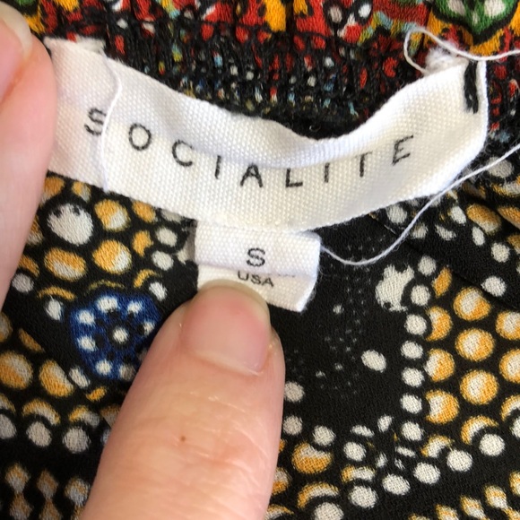 Socialite off the shoulder top. - Picture 6 of 7